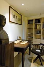 賴和書房的老舊桌椅與書籍。