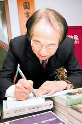 李喬為書迷簽名留念。