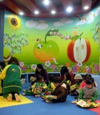 桃園縣政府文化局以繽紛的色彩及圖案將「0-3歲嬰幼兒閱讀專區」規劃成更具吸引力的閱讀空間。