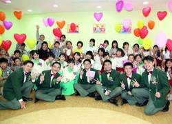 小學生歡喜迎接圖書館的落成。