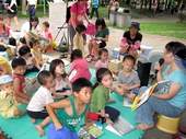 在炎炎夏日中,小朋友靜靜地聽故事。(圖/書香文化協會提供)