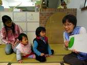 4歲大的芸生與妹妹沉浸在書香世界裡。
