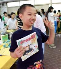 照片中的小男孩因閱讀改掉遲到壞習慣。(圖/台灣兒童閱讀協會提供)