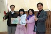 教育處科長洪文祥(左) 與校長、主任、老師是嘉義市閱讀推手。