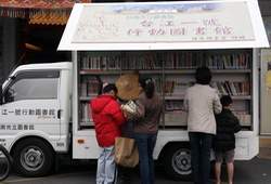 民眾對「台江一號行動圖書車」，反應熱烈。