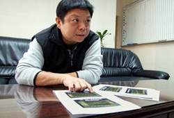 施純福認真看待各館的借閱率統計表。