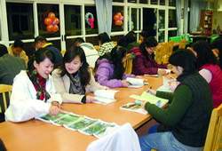 圖書館夜間開放給社區居民使用。