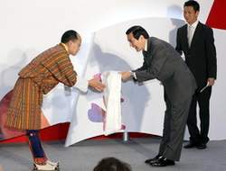不丹研究院院長、最知名的作家卡瑪‧烏拉(Karma Ura) 致贈馬總統不丹皇后親筆的簽名書籍、唐卡，以及象徵的哈達。