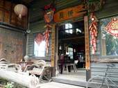 椰園充斥著40、50年代的老東西。(頂菜園提供)