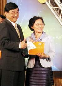 教育部陳益興次長頒發100年度閱讀磐石學校獎項。
