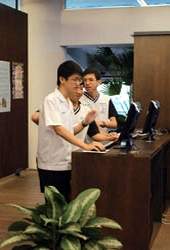 學生喜歡到圖書館上網查閱資訊。