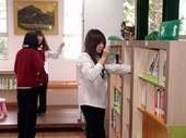 學生樂於在暨中圖書館尋寶。