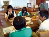 枋中之音主持人在圖書館咖啡區進行彩排。