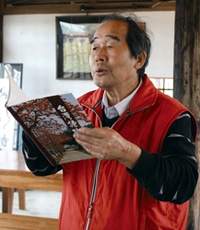 「月津文史發展協會」秘書長林明堃時常熱情地為遊客吟詩。
