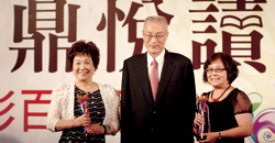 行政院院長吳敦義(中)頒發最佳貢獻獎給封德屏(右)，成嘉玲代領獎(左)。