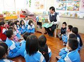 校長陳建東到幼稚園班講說繪本故事。