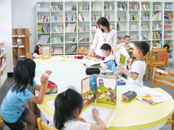 閱讀推動教師以繪本引導入門讀書會的學生愛上閱讀