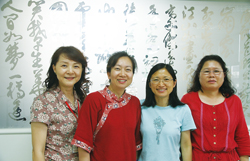 館長劉淑華(左二)與館員們努力打造八德閱讀藝文環境。