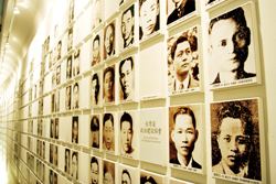 228事件民眾死傷慘烈，館方以白色牆面展示出生命、自由遭剝奪的受難者肖像。