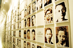 228事件民眾死傷慘烈,館方以白色牆面展示出生命、自由遭剝奪的受難者肖像。