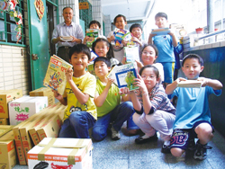 板橋國小四年一班捐錢捐書，另類支持「閱讀100」。