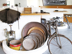 紅毛港文物館展示舊社區使用之物品。