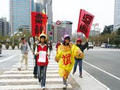 《天線寶寶之停車暫借問》,為政府的惡意解雇而抗爭。