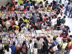 一大早眾多愛書人迫不及待湧入門廳等候換書，盛況空前。(臺中大墩文化中心提供)