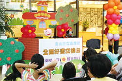 臺北市立圖書館總館當天邀請兒童人形工房表演偶。(臺北市立圖書館提供)