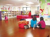 鮮豔家具、彩繪壁畫,是小朋友最愛的圖書區。