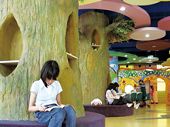 圖書館與南開科技大學合作,將二樓打造成兒童專屬的閱讀區域。