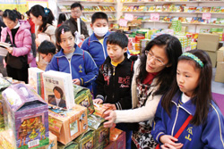 林純慧老師有計畫的安排與引導學生選購書籍，培養孩子選好書的能力。