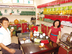鳳凰谷鳥園品茗，別有風味。（左為園長鄭添益）
