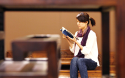 古籍經典特展中，設有古籍真跡的複製書，供民眾自由翻閱，感受古書的字體魅力。