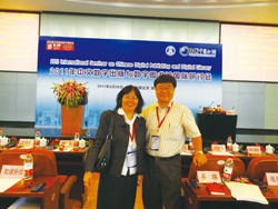 呂館長（左）與賴忠勤課長參加2011中文數字出版與數字圖書館國際研討會。（100.08.29-30）