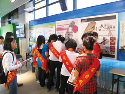 國中圖參加「閩台數字圖書館技術成果展覽」，大陸公共圖書館同道對自建電子書平台感到敬佩。（100.09.23-26）