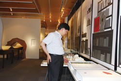 民眾參觀特展，重新進入臺灣文學史。