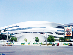 新館外觀似水流，強調資訊無限，呼應在地水文特色。