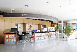 流通櫃檯上方的環狀燈箱,以簡單的白色線條勾勒出五結鄉15村的代表景物,是日籍設計師播本貴的手繪作品。