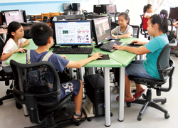 電腦教室有20台電腦，提供民眾免費上網、查詢或檢閱資料，相當方便。