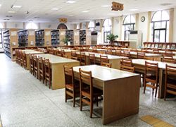 二樓館內空間尚未整修，館長簡玉純期望明年能爭取經費，打造完善的閱讀環境。