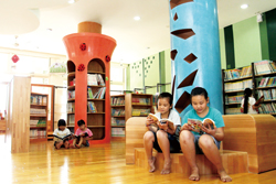 兒童閱覽室寬廣明亮，是孩童最愛的閱讀區域。