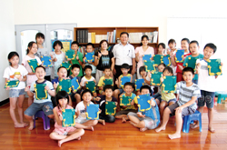 小朋友大方秀出暑期活動製作的創意黏土DIY作品。