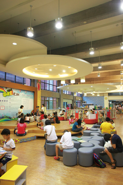 燈光及空間的絕妙搭配，吸引愛書人。