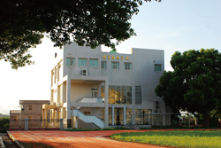 黃昏下的金沙圖書館，閃耀著金光。