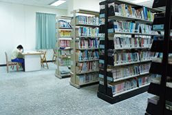 整體環境提升後也提高了到館率。(如圖為暑期至圖書館念書的國中生)