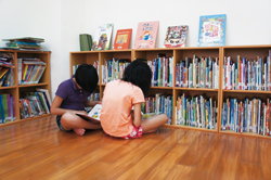 孩童們目不轉睛看著童書。