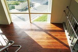 重新鋪上木質地板的樓梯，使空間更加舒適與溫馨。
