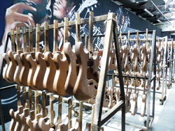 「臺灣的吉他製造業」展，道盡勞工的不平凡。