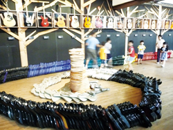 「臺灣的吉他製造業」展，吸引孩童目光。